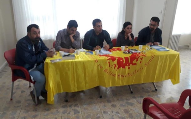Hatay’da bir yurttaş, “Çocuklarım aç” diyerek Valilik önünde kendini yaktı.